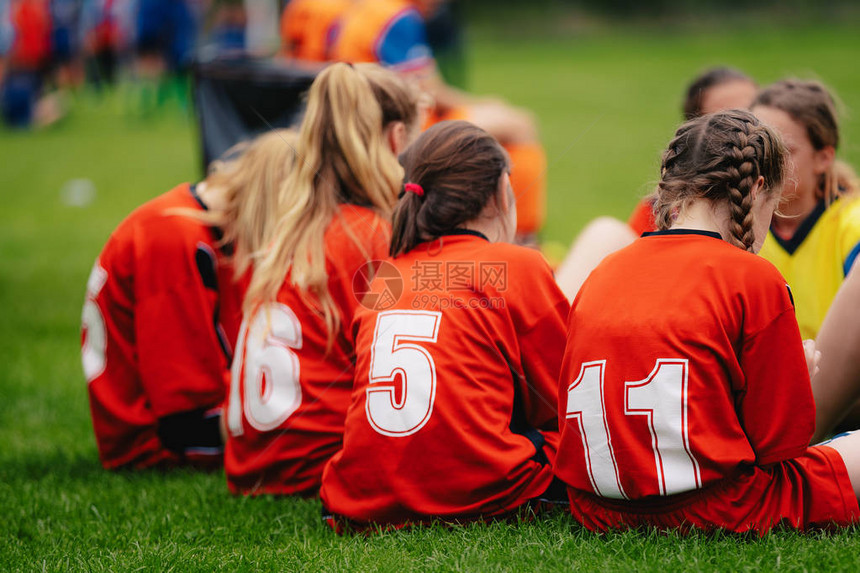 在户外运动足球队的女孩运动草地上的女体育课女青年运动队的年图片