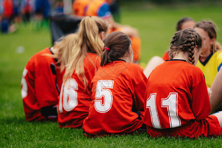 在户外运动足球队的女孩运动草地上的女体育课女青年运动队的年图片