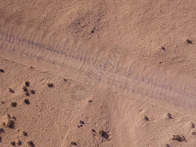 西班牙加那利群岛兰萨罗特岛上沙漠景观的鸟瞰图穿越沙漠的道路泥路由越图片