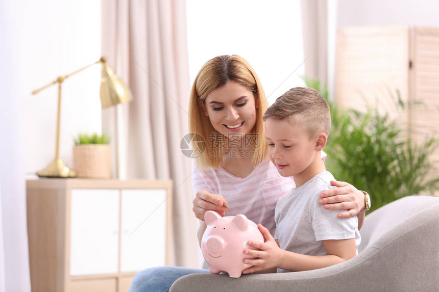 有小猪银行和家里钱财的家庭图片