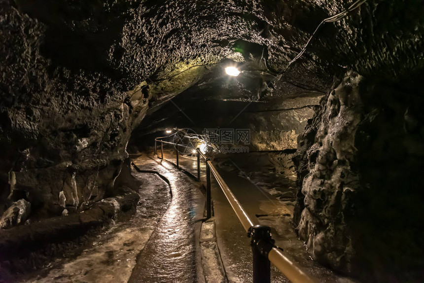 日本富岳的风洞和冰洞富士岳风洞被青木原树海森林的茂盛绿意所环绕进入洞窟后图片