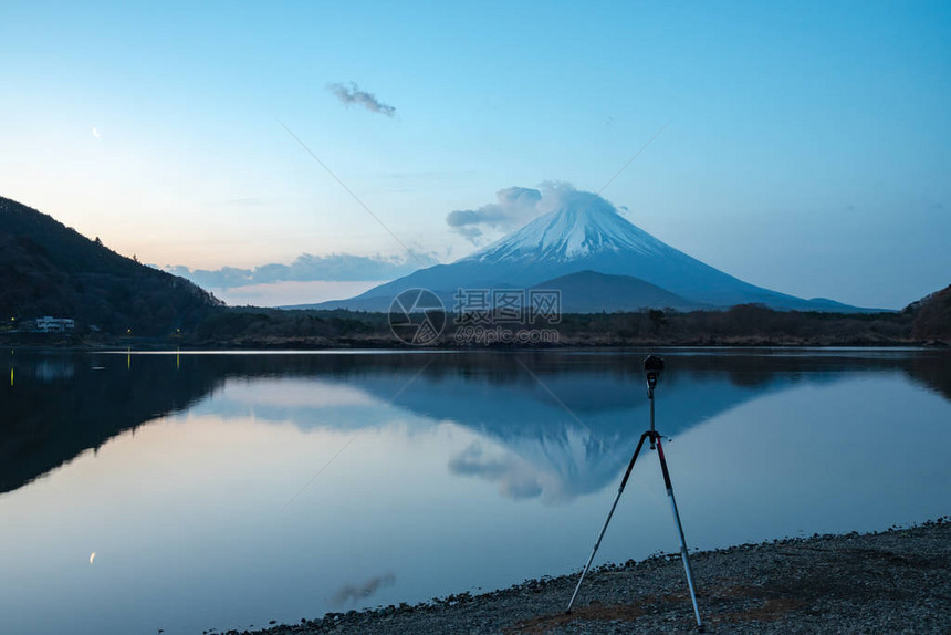 世界遗产富士山早上在精进湖Shojiko的景色日出时的富士山倒影日本山梨县富士五湖地区旅游图片