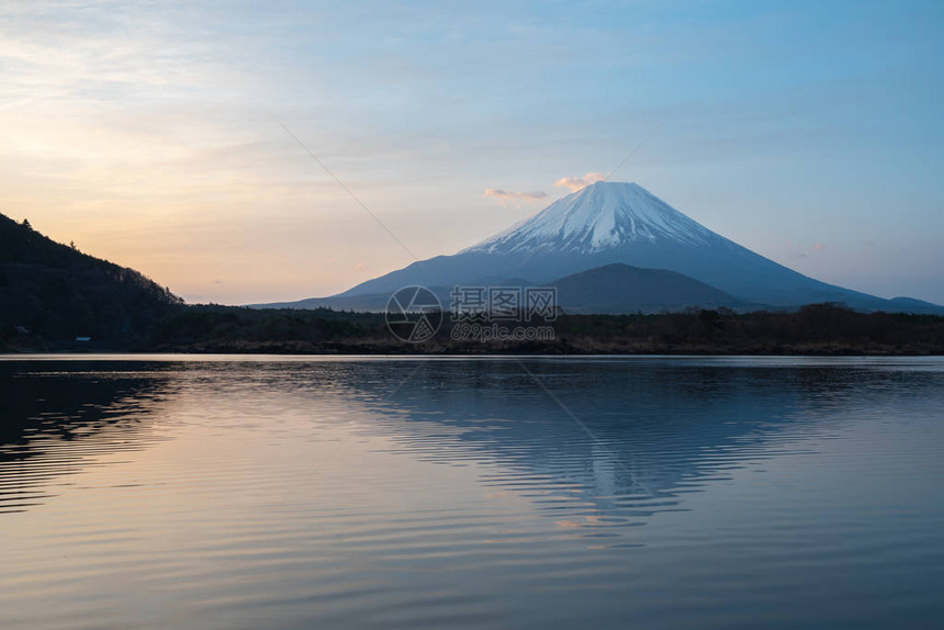 世界遗产富士山早上在精进湖Shojiko的景色日出时的富士山倒影日本山梨县富士五湖地区旅游图片