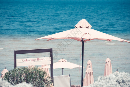沙滩伞放松暑假图片