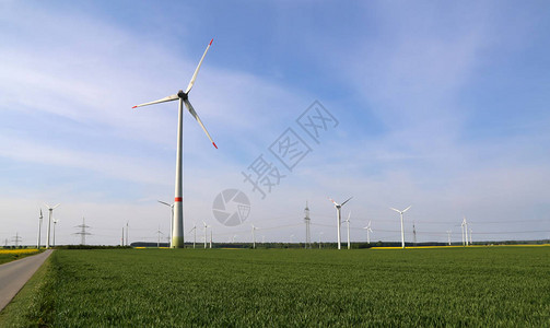 可再生性德国田间的风力发动机背景