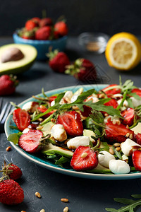 配有草莓阿伏卡多阿鲁古拉和莫扎里拉健康沙拉图片