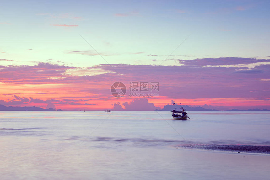 热带全景热带紫色海天空日落金光背图片