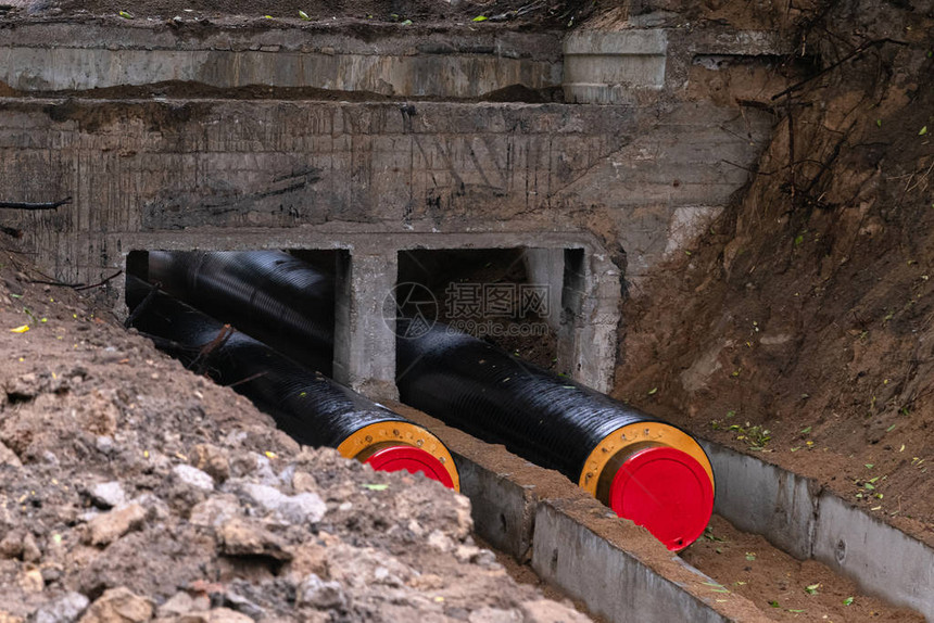 新的水管被埋在地下深处建筑工地沟渠图片