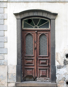 一扇古老的华丽棕色双房门图片