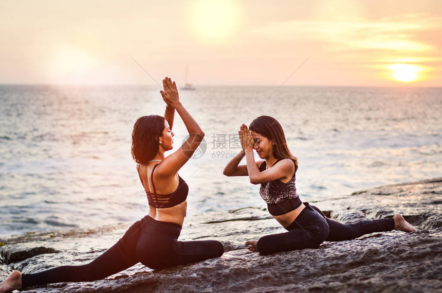 做伸展运动的年轻女变化EkaPadaRajakapotasana练习苗条的女在沙滩上练习瑜伽图片