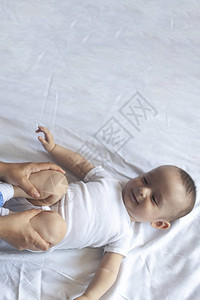 新生儿按摩妈和孩子一起做体操妈给她可爱的男婴按摩移动宝的腿图片