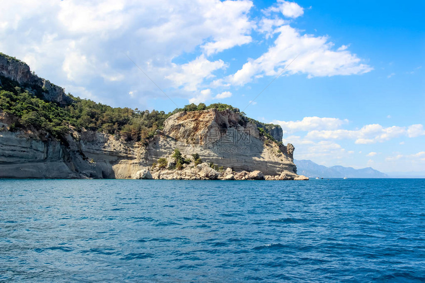 从地中海到土耳其Kemer附近岩石的景象图片