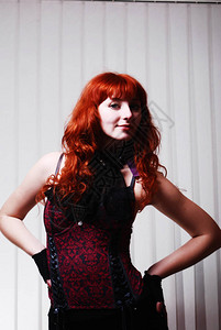 红发美女穿着红色迷你裙唱歌跳舞白色背景图片