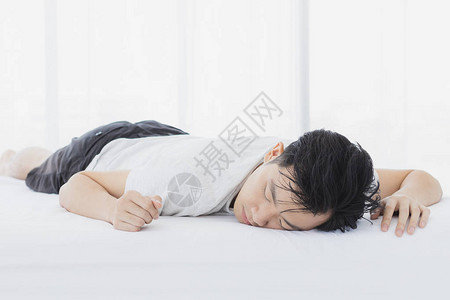 亚洲男人躺在床上睡在图片