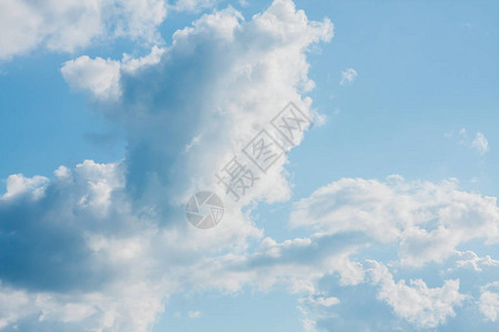 蓝天上的大白云图片