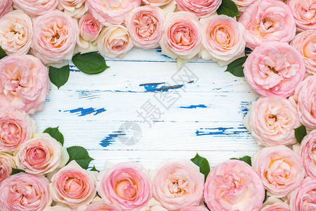 花组成框架由老年木制背景上的粉红色玫瑰花制成平躺图片