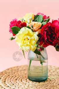花瓶中的花朵玫瑰在大自然的餐巾纸上图片
