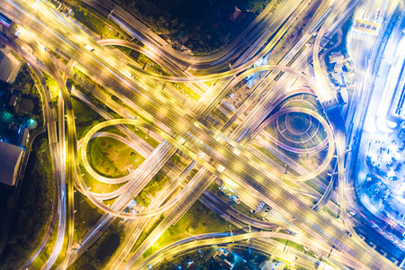 空中观视夜间交通灯交汇城市公路运图片