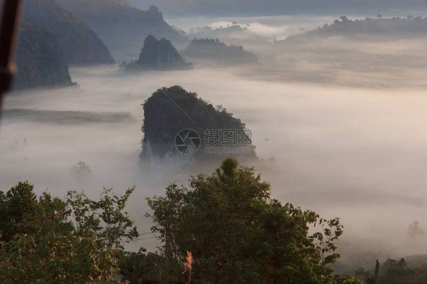 云雾缭绕在山顶图片