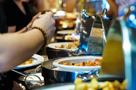 人手拿自助餐食物在酒店晚宴图片