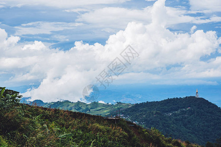 这座山在雨季有棵天然绿树在泰国普图伯克图片