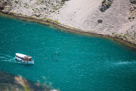 峡谷底部的河流有游人的小船在河上巡游穿越克罗地亚克尔卡公园船巴尔图片