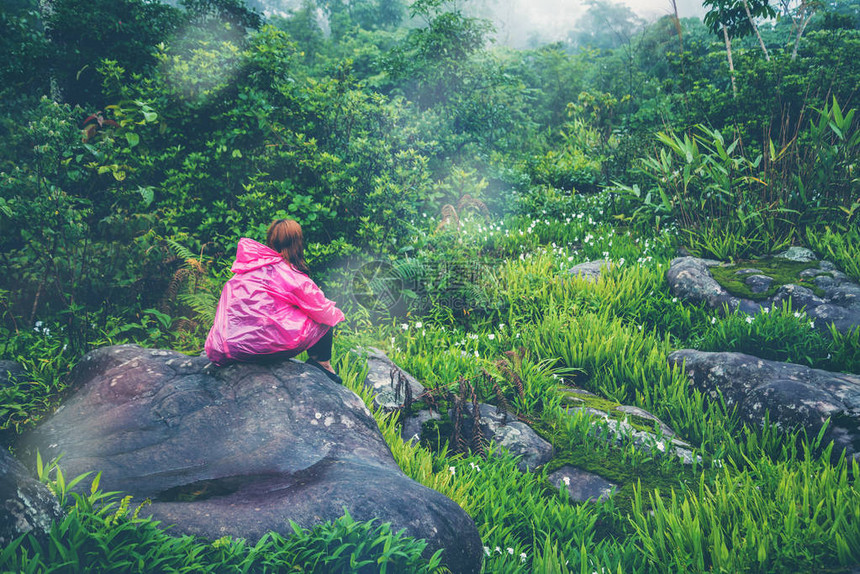 亚洲女人旅行的质旅行放松旅行触摸雾在山崖图片