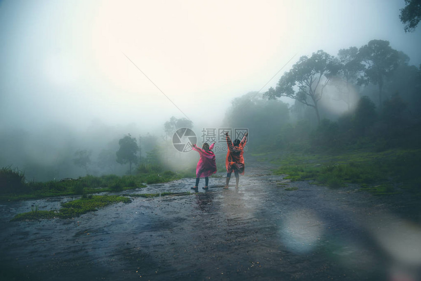 情人亚洲旅行的男女放松走在森林里旅行雨季图片