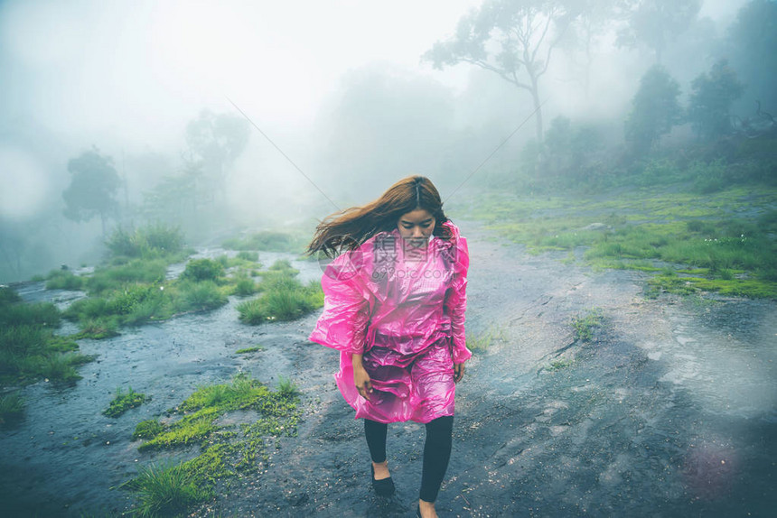 亚洲妇女旅行早晨大气自然森林走在森林雨季puhinrongkla图片