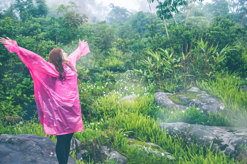 亚洲女旅行睡眠放松早晨大气自然森林雨季探险独立旅图片