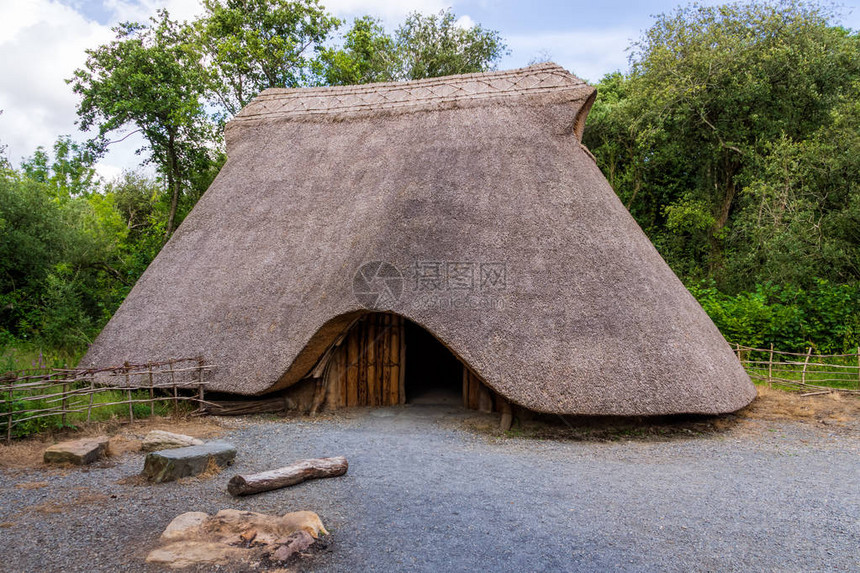 旧沙草带野火的凯尔特山小屋早年人类住区概念图片