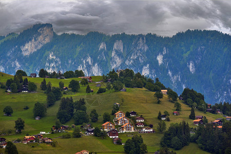 在瑞士贝阿滕贝格的雨天图片