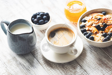 一杯咖啡浓缩咖啡和早餐食品燕麦粥加水果浆果蜜汁图片