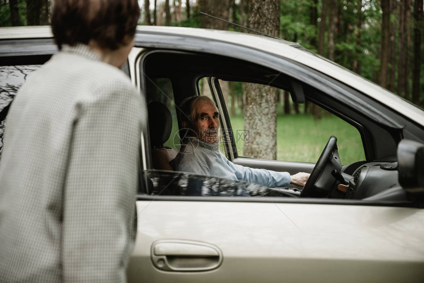 爷和奶一起站在汽车附近的大自然中老夫妇在大自然上玩得开心老年人与他们的新车快图片