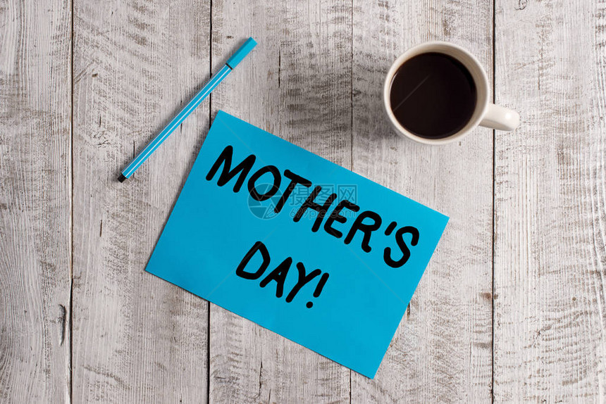 概念手写显示母亲节概念意味着一年中母亲特别受到儿童粉彩纸和木桌上带咖啡图片