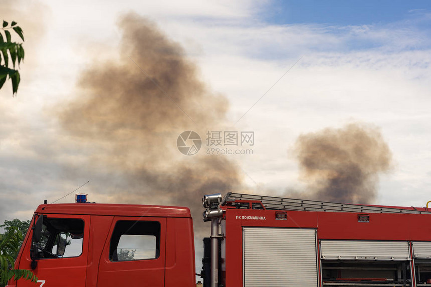消防车上的消防队扑灭森林大火俄罗斯车上的铭文消防车和敖德萨20190608敖图片