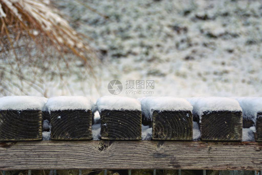 冬天的木栅栏图片