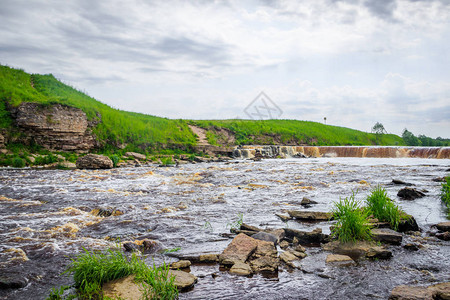萨布林斯基瀑布小瀑布瀑布的褐色水俄罗斯的瀑布河上的门槛水流强劲水射图片