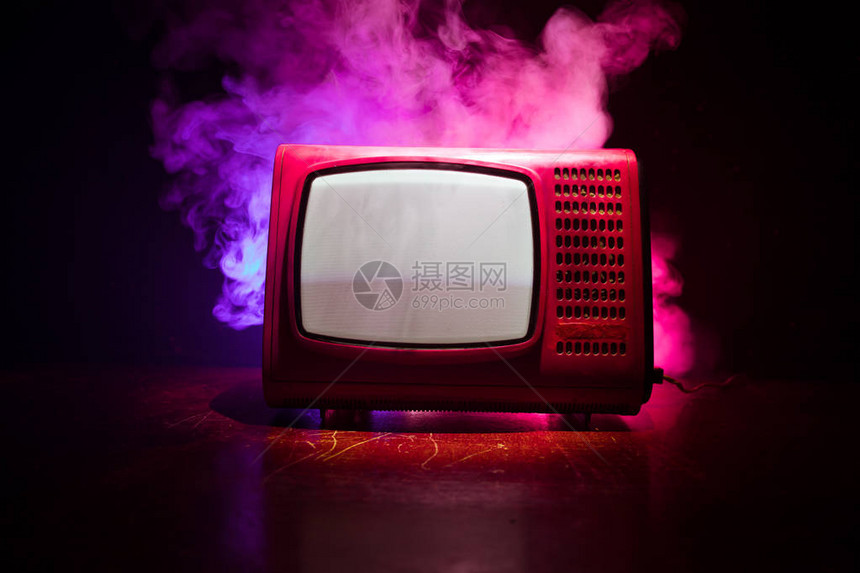 旧的老式红色电视在暗色调的雾背景上有白噪声复古旧电视接收器没有信号图片