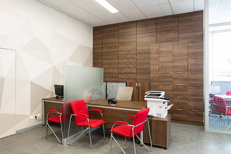 带红白色扶手椅的开放空间区域办公场所现代办公室内部办公背景图片