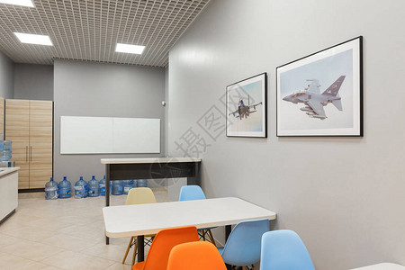 带红白色扶手椅的开放空间区域办公场所现代办公室内部办公图片