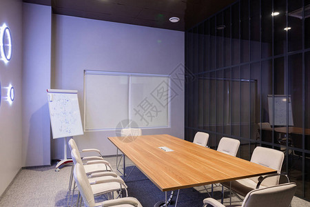 以正式形和完美的布局安排的私人会议室并图片