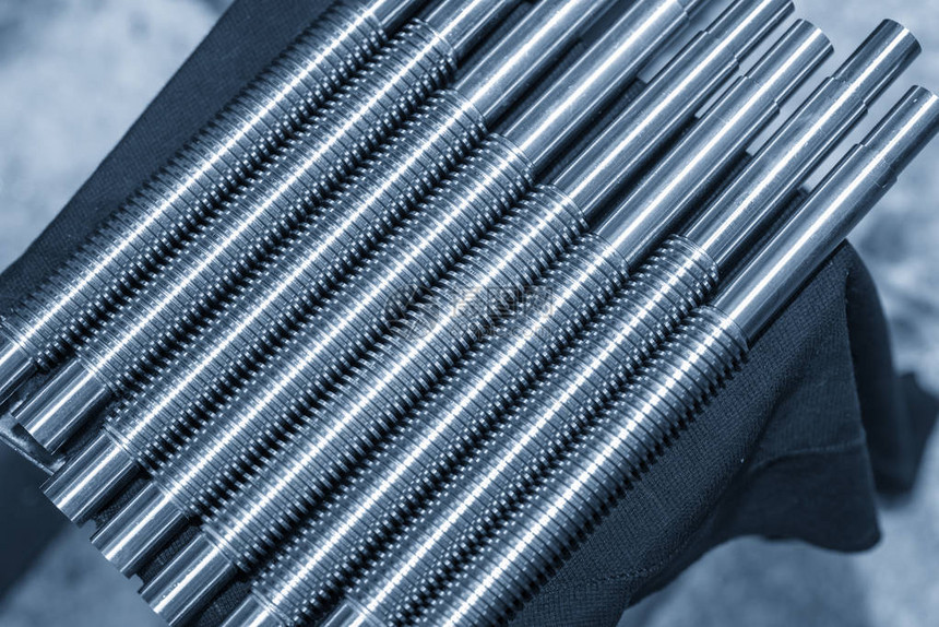 浅蓝色场景中的金属螺丝轴零部件组高精度机械部件制造工艺单图片