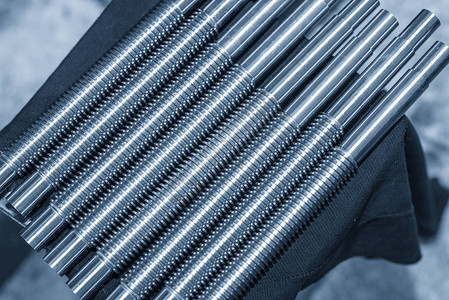 浅蓝色场景中的金属螺丝轴零部件组高精度机械部件制造工艺单图片