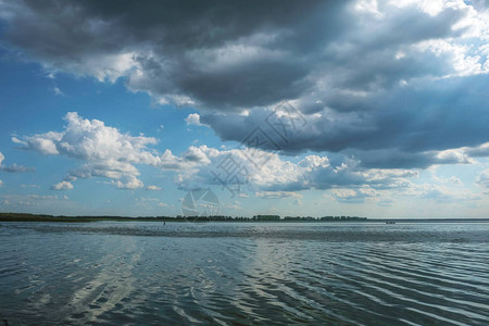 雨开始时湖上的云层自然现象乌克兰的高清图片