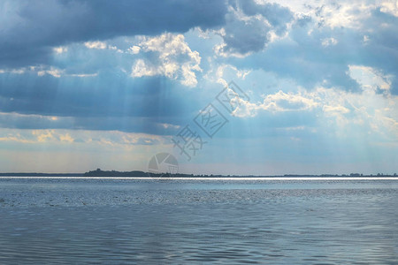 雨开始时湖上的云层自然现象乌克兰的图片