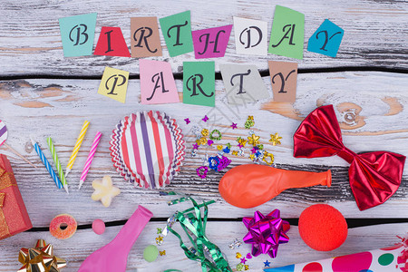 木制背景上的生日派对用品用五颜六色的纸质字母题字生日聚会孩子们图片
