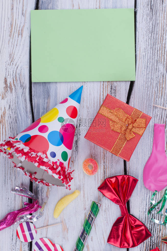 派对配件和空白纸卡五颜六色的生日物品和空白纸页的问候儿童生日庆图片