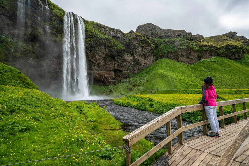 冰岛神奇塞里雅兰瀑布的女游客位于冰岛南部的环形公路附近图片
