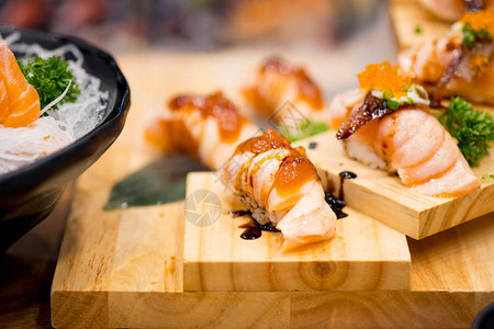 沙蒙阿布里寿司日本鲑鱼寿司部分在顶部图片